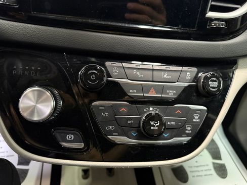 Used 2023 Chrysler Pacifica Touring-L image 40