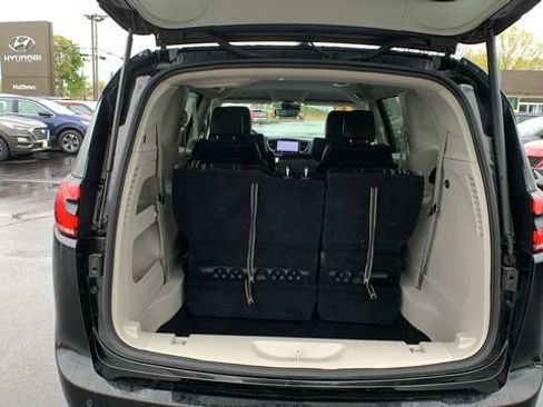 Used 2023 Chrysler Pacifica Touring-L FWD image 22