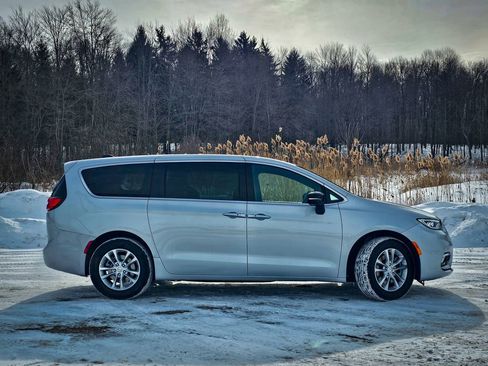 New 2026 Chrysler Pacifica Select image 2