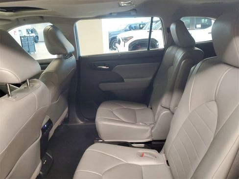 Used 2021 Toyota Highlander XLE image 11