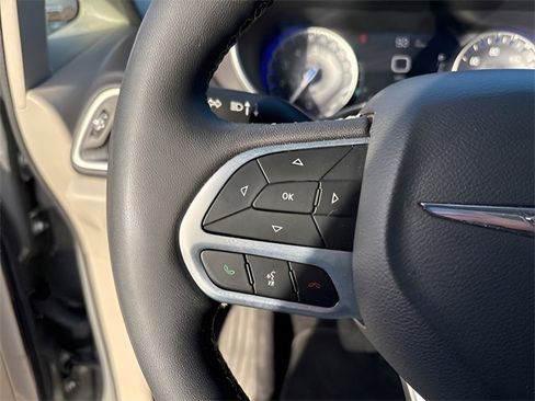 Used 2023 Chrysler Pacifica Touring-L image 22