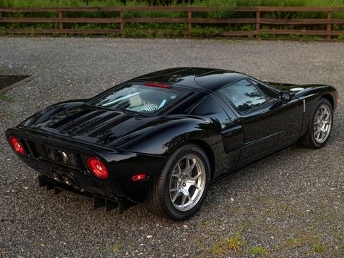 Used 2006 Ford GT RWD image 12
