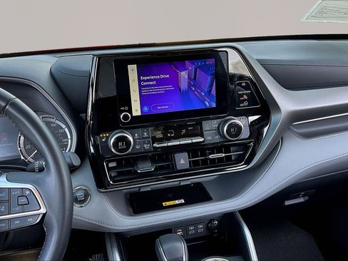 Used 2023 Toyota Highlander XLE image 9