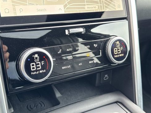 Certified 2025 Land Rover Discovery Dynamic SE image 24