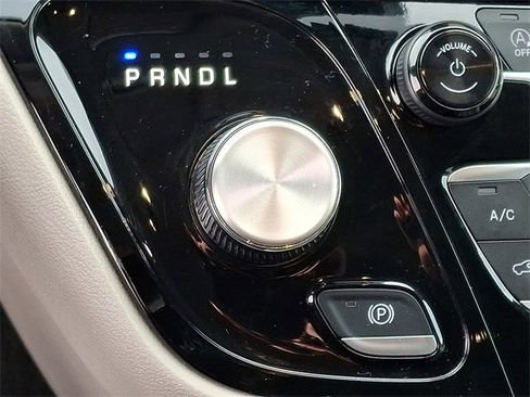 Used 2024 Chrysler Pacifica Touring-L image 14