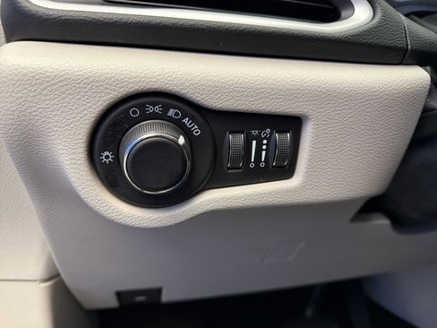 Used 2023 Chrysler Voyager LX image 15