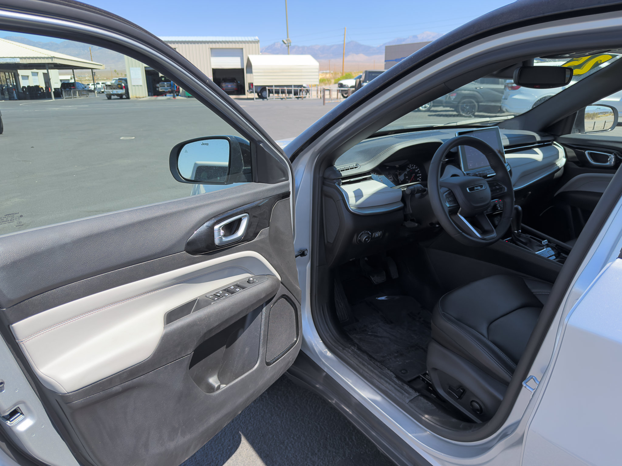 Used 2025 Jeep Compass Limited AWD/4WD image 10