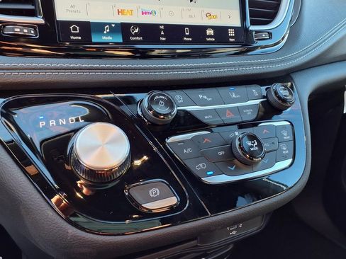 New 2026 Chrysler Pacifica Select image 7