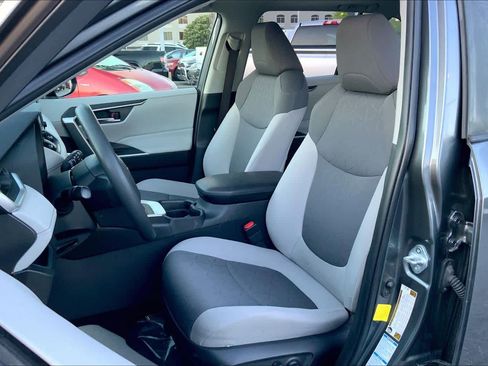 Used 2020 Toyota RAV4 XLE w/ Convenience Package image 8