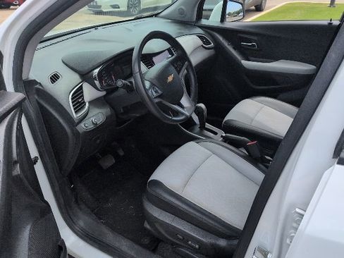 Used 2022 Chevrolet Trax LT w/ LT Convenience Package FWD image 6
