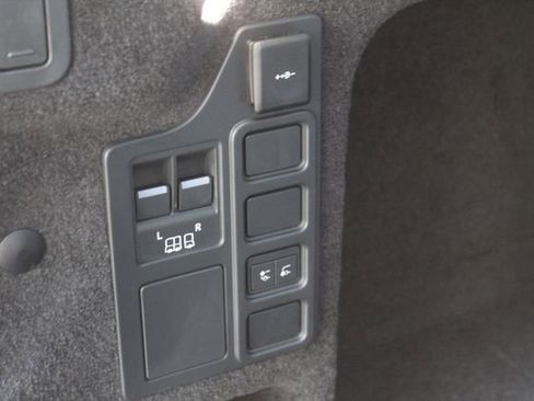 Used 2025 Land Rover Discovery Dynamic SE image 26