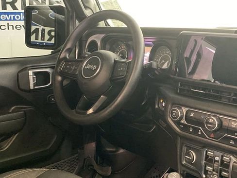 Used 2025 Jeep Gladiator Sport image 14