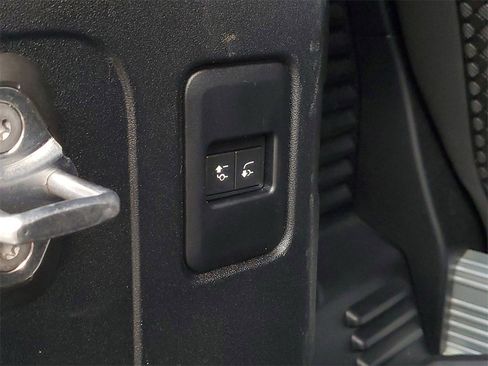 Used 2022 Land Rover Defender 90 X-Dynamic S image 30