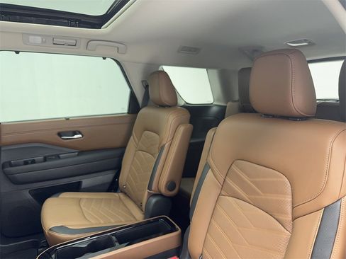 Used 2025 Nissan Pathfinder Platinum image 38