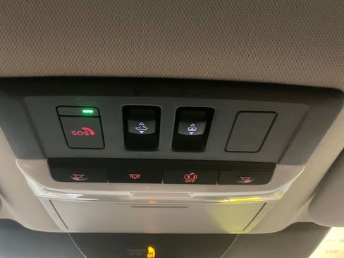 Used 2023 Nissan Pathfinder Platinum image 16