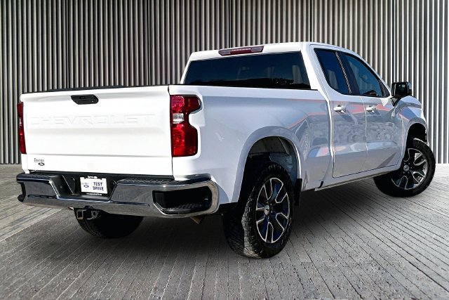 Used 2022 Chevrolet Silverado 1500 LT AWD/4WD image 2