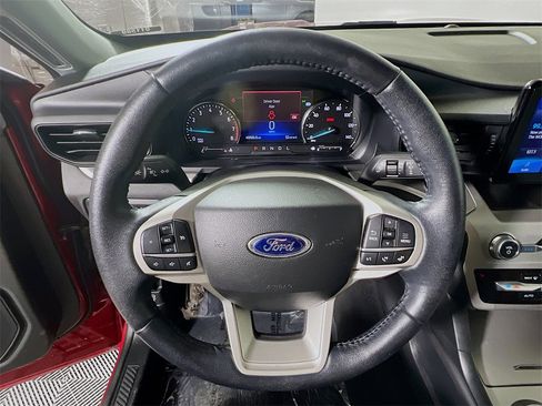 Used 2022 Ford Explorer XLT image 11