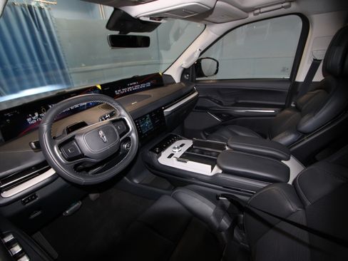 New 2026 Lincoln Navigator Reserve AWD/4WD image 2
