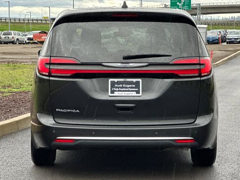 Used 2024 Chrysler Pacifica Touring-L image 4