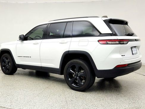Used 2023 Jeep Grand Cherokee Altitude AWD/4WD image 7