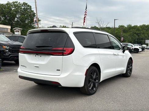 Used 2026 Chrysler Pacifica Limited w/ Uconnect Theater Family Group AWD/4WD image 6
