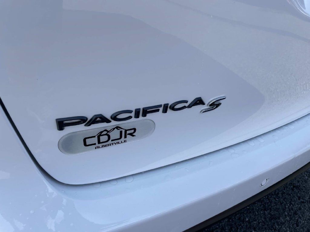 Used 2025 Chrysler Pacifica Limited FWD image 16