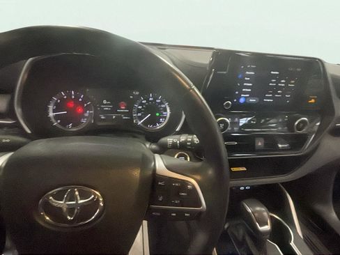 Used 2023 Toyota Highlander L image 11
