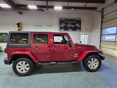 Used 2012 Jeep Wrangler Unlimited Sahara w/ Max Tow Pkg AWD/4WD image 5