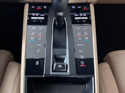 Certified 2023 Porsche Macan S AWD/4WD image 33