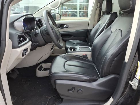 Used 2023 Chrysler Pacifica Touring-L image 10
