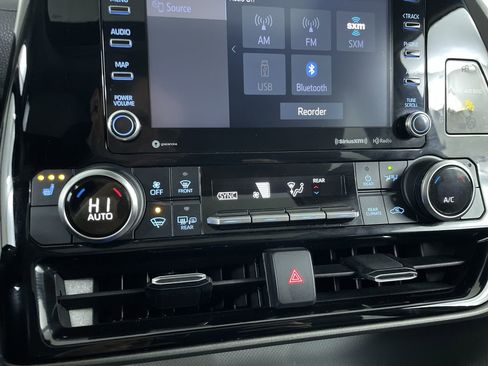 Used 2020 Toyota Highlander XLE image 16