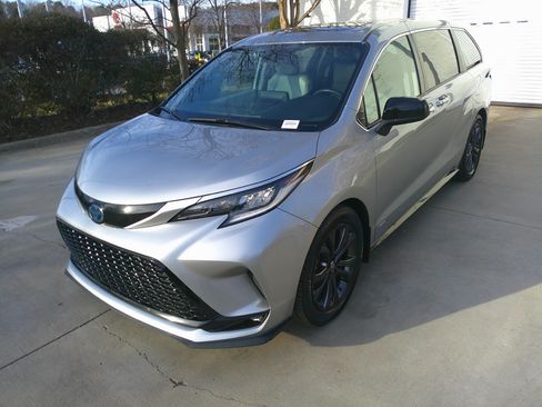 Used 2021 Toyota Sienna XSE image 6