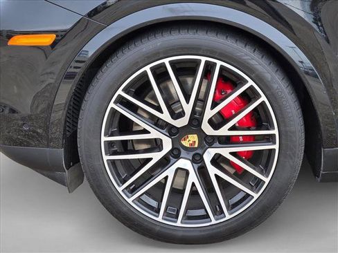 Used 2024 Porsche Cayenne S AWD/4WD image 9
