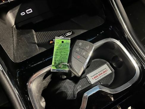 Used 2025 Chevrolet Traverse LT image 41