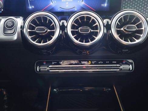 Used 2025 Mercedes-Benz GLB 250 4MATIC image 23