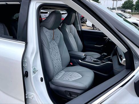 Used 2022 Toyota Highlander Bronze Edition FWD image 9