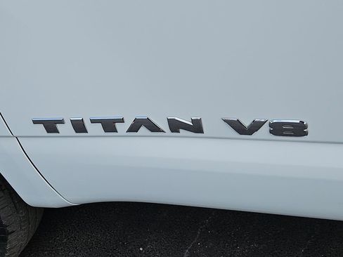 Used 2018 Nissan Titan SV w/ SV Convenience Package RWD image 14