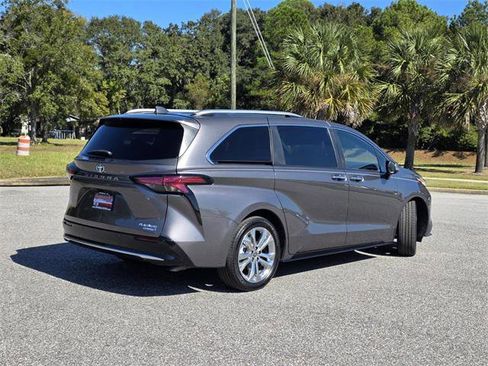 Certified 2023 Toyota Sienna Platinum image 5