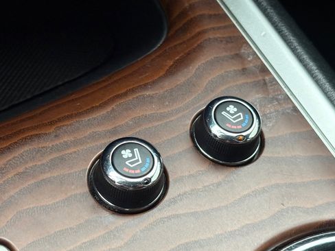 Used 2019 Nissan Pathfinder Platinum image 32