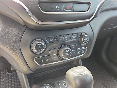 Used 2019 Jeep Cherokee Trailhawk w/ Cold Weather Group image 23