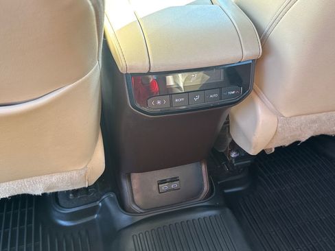 Used 2022 Toyota Highlander XLE AWD/4WD image 38