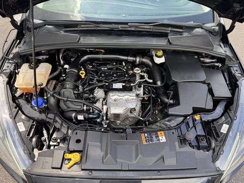 Used 2018 Ford Focus SE w/ SE Appearance Package FWD image 10
