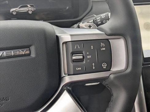 New 2025 Land Rover Discovery Dynamic SE image 14