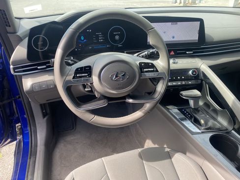 Used 2023 Hyundai Elantra SEL w/ Convenience Package image 10