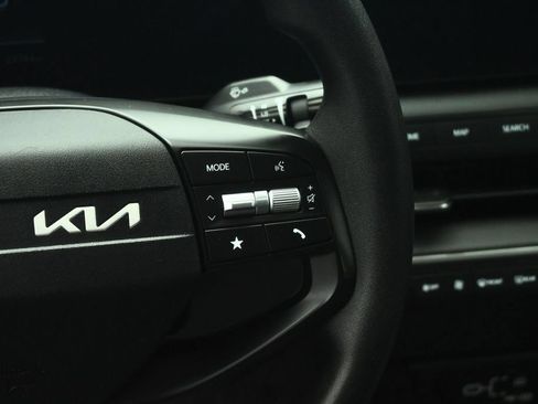 Certified 2025 Kia K4 FWD image 36