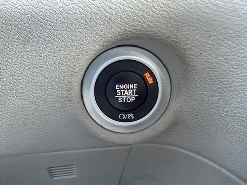 Used 2020 Chrysler Voyager L image 19