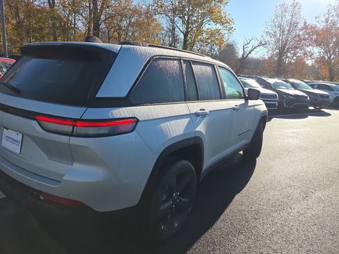 New 2025 Jeep Grand Cherokee Altitude image 21