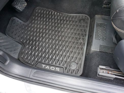 Used 2022 Volkswagen Taos SEL w/ Panoramic Sunroof Package image 17