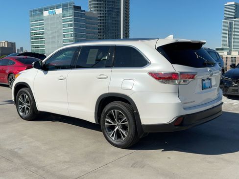 Used 2016 Toyota Highlander XLE image 3