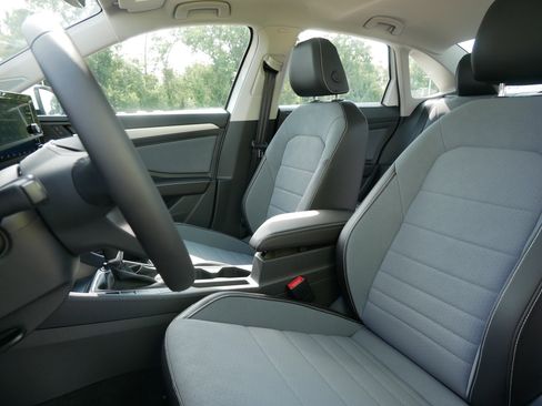 New 2025 Volkswagen Jetta SE image 4